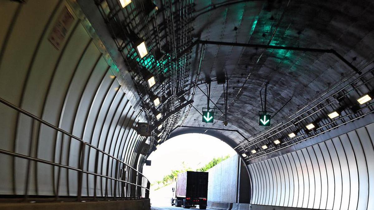 
“El túnel ha sido un gran éxito”, dijo Chris Hodgkins, presidente de la firma MAT Concessionaire —el consorcio que supervisó la construcción y que ahora supervisa las operaciones de túnel. Un camión sale del viaducto en la tarde de este martes 4 de agosto.


