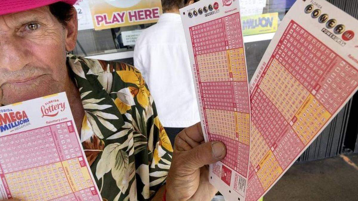 Isidro Oceguera muestra sus boletos para el Powerball en la tienda Government Discount en Miami, Florida, el 9 de enero 2016.