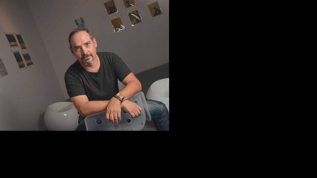 
El pintor Sergio Chávez reside en La Playa, donde la cercanía del mar sirve de inspiración para su obra, que ahora presenta en en Miguel Rodez Art Projects.
