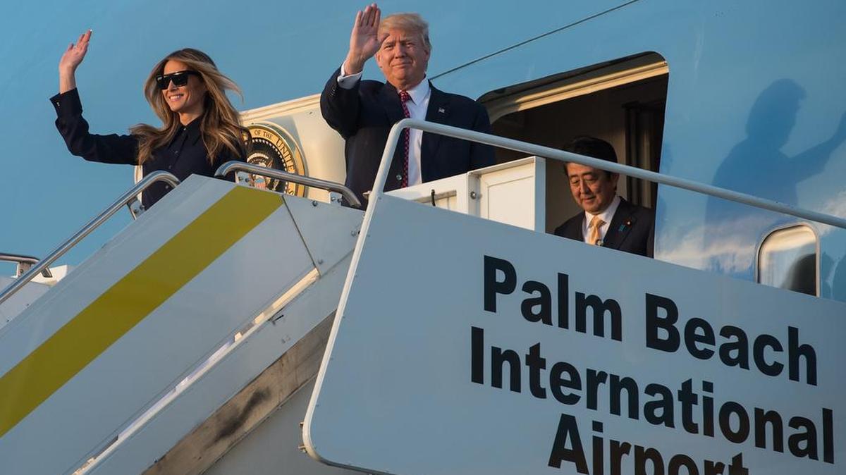 El presidente estadounidense, Donald Trump, y la primera dama Melania Trump llegan a Palm Beach, para pasar el fin de semana en el complejo Mar-a-Lago de Trump el 10 de febrero de 2017.