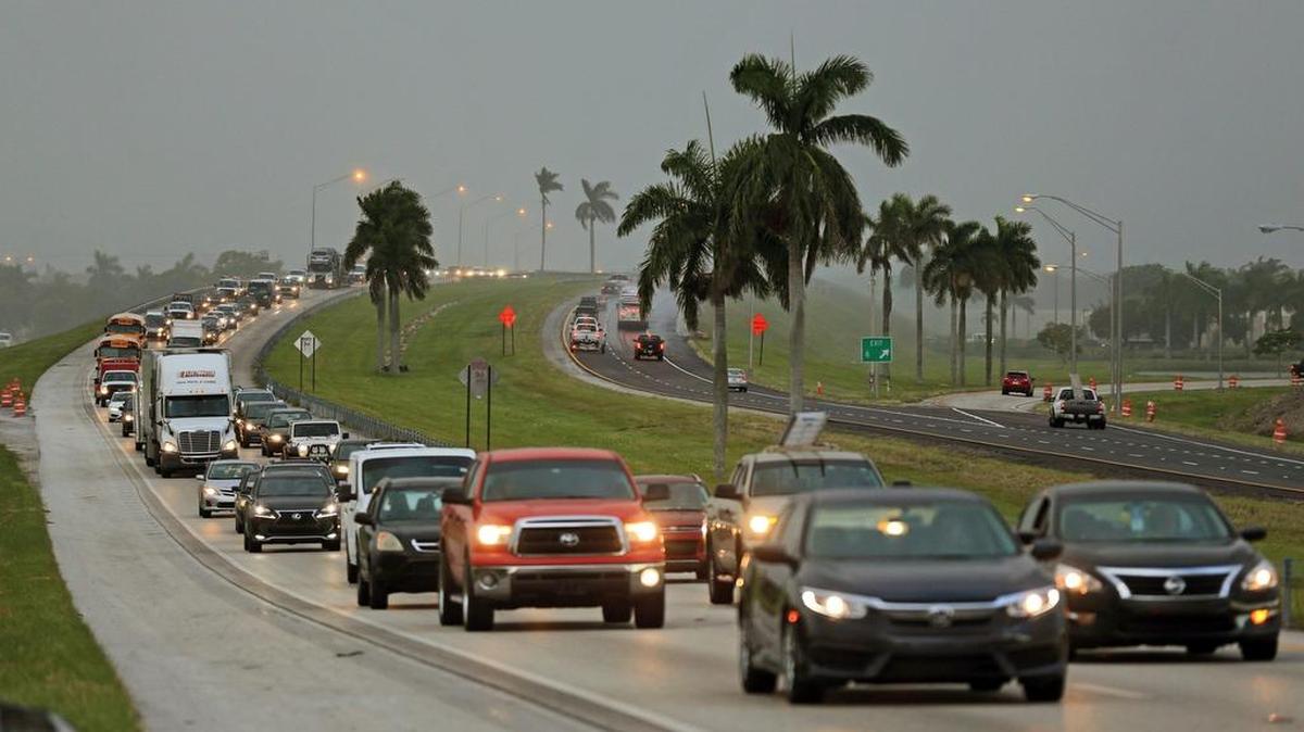 Decenas de auto se dirigen en dirección norte en la autopista Florida Turnpike cerca de Homestead, el miércoles 6 de septiembre de 2017.
