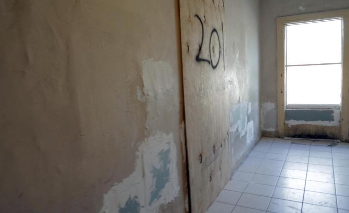 Los huecos de las paredes del edificio fueron cubiertos esta semana, luego de que los residentes se quejaran ante los medios por el deterioro del predio.