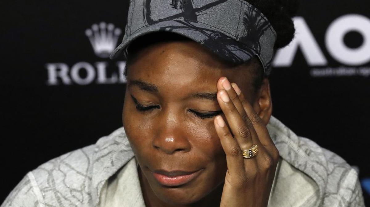 Venus Williams responde a los periodistas en una entrevista en el Abierto de Australia.