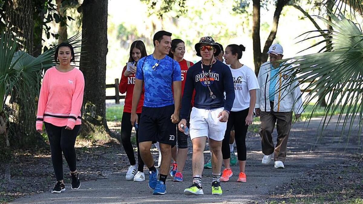 Miembros y seguidores del Club de Leones participaron en la caminata del sábado en Kendall Indian Hammocks County Park.