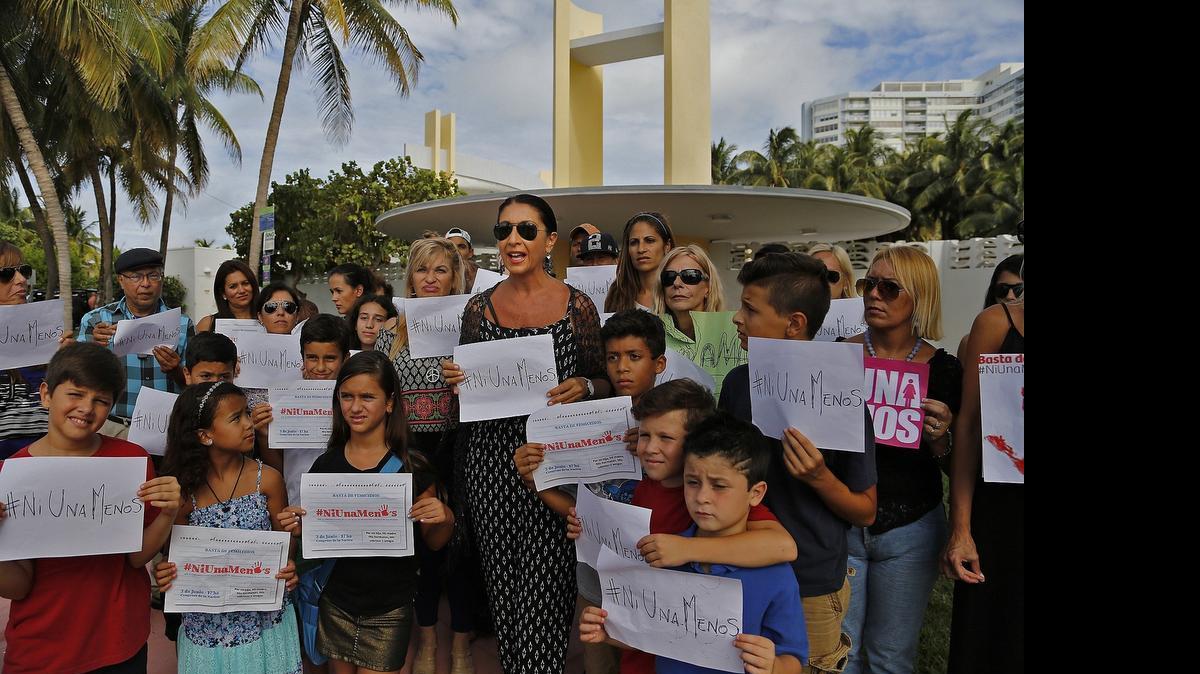 
Mercedes Martí (cent.), periodista argentina y portavoz de la movilización en Miami, se refirió a la situación de asesinatos, violencia doméstica y abusos en general contra las mujeres, la que calificó de “abrumadora.” Un grupo de mujeres periodistas organizó la movilización a favor de la campaña “Ni una menos” a través de las redes sociales, y los manifestantes se reunieron en la calle 73 y la avenida Collins este jueves.


