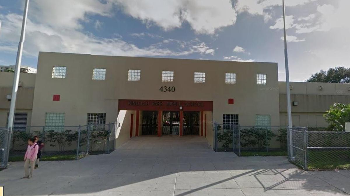 Fachada del colegio Kinloch Park Middle School en Miami, Florida.