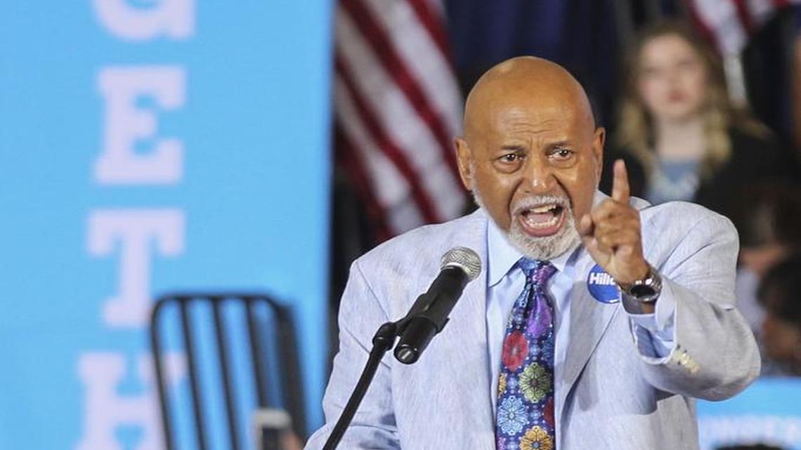 Alcee Hastings habla en apoyo de la candidata presidencial Hillary Clinton en Coral Springs en 2016.