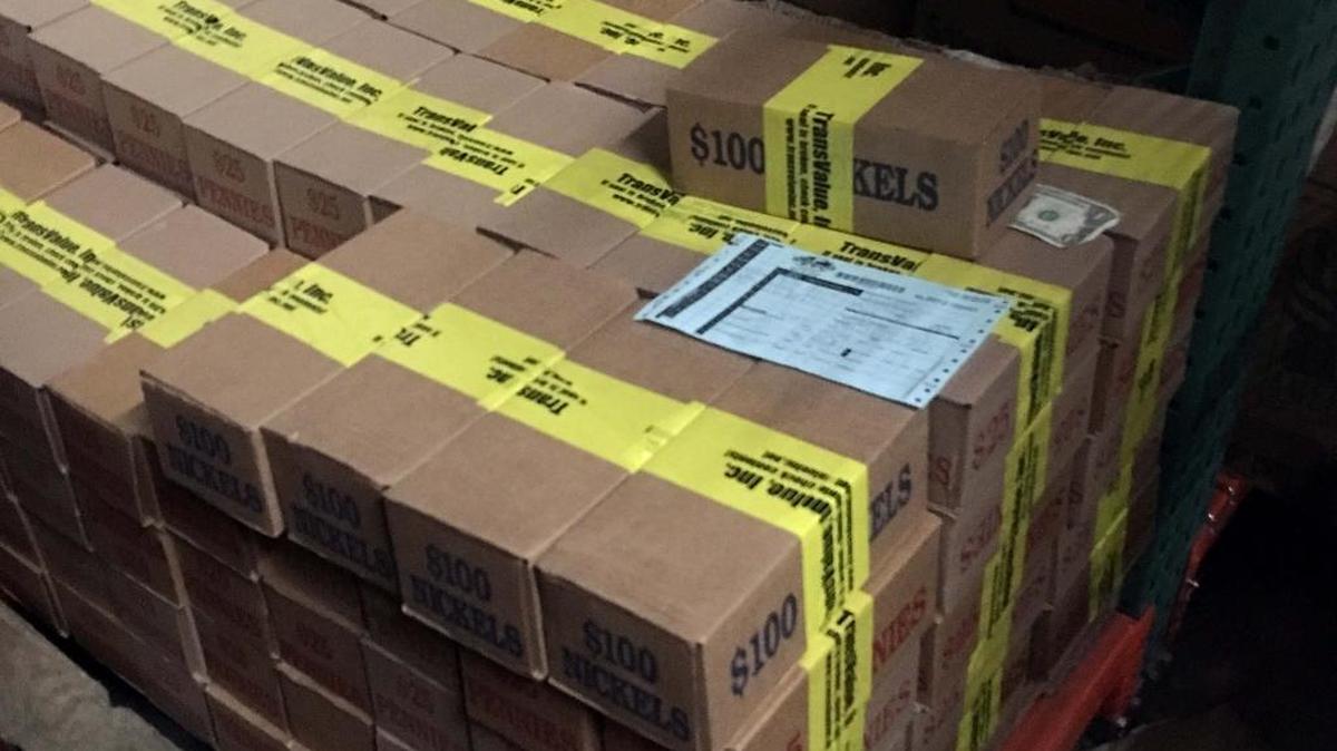 Paquetes de monedas con las que el alcalde de Hialeah, Carlos Hernández, pagó una multa de $4,000.