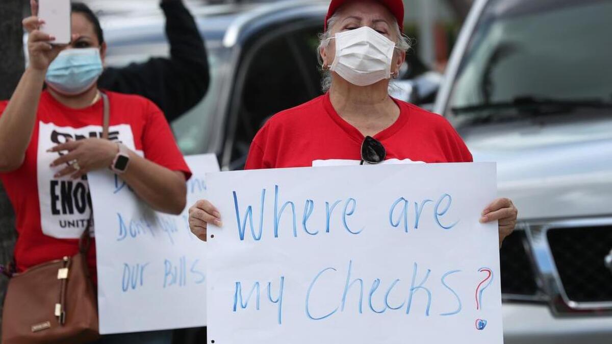 Manifestantes protestan el viernes en Miami Beach exigiendo que les entreguen sus cheques de compensación por haber quedado desempleados como consecuencia de la pandemia.