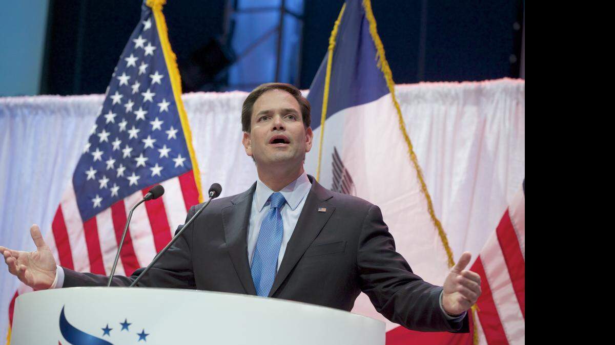 
El senador Marco Rubio habla en Waukee, Iowa el sábado. 
