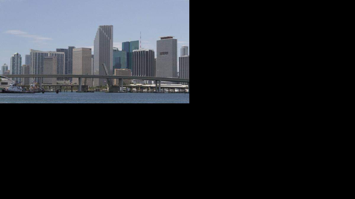 
La silueta de Miami compuesta por altas edificaciones, tanto comerciales como privadas, que pagan impuestos sobre la propiedad al Condado.


