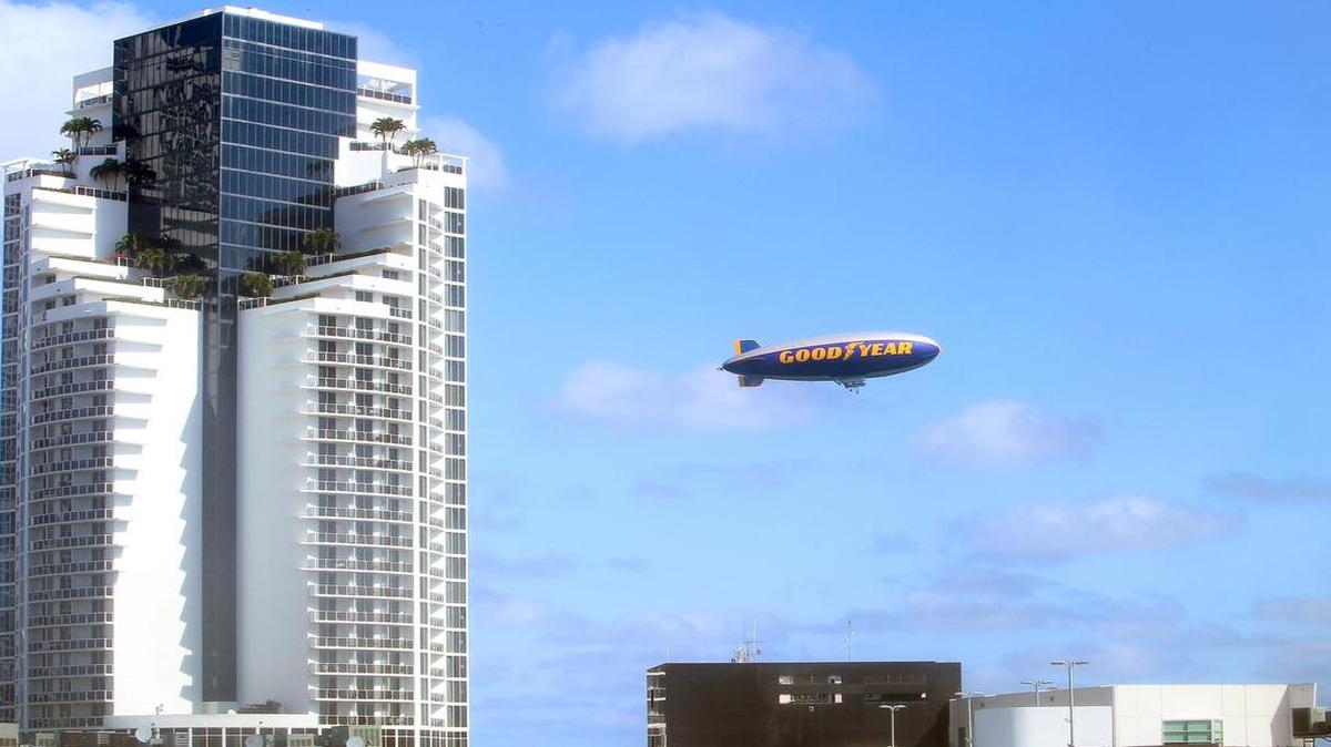 Un dirigible de Good Year sobrevuela cerca de una de las torres Trump en Sunny Isles Beach en febrero del 2013.