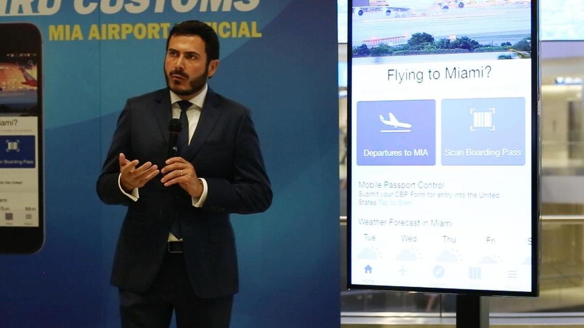El gerente de producto Ricardo Letosa da una demostración de la aplicación durante el anuncio en el Aeropuerto Internacional de Miami el jueves 3 de agosto de 2017.