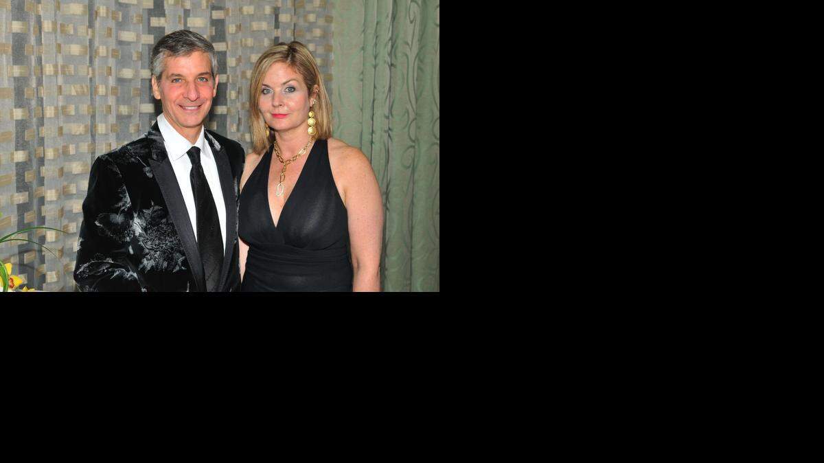 <cutline_leadin>La esposa </cutline_leadin>del comisionado de Miami Marc Sarnoff, Teresa Sarnoff, presentó documentos el martes para hacer su campaña.