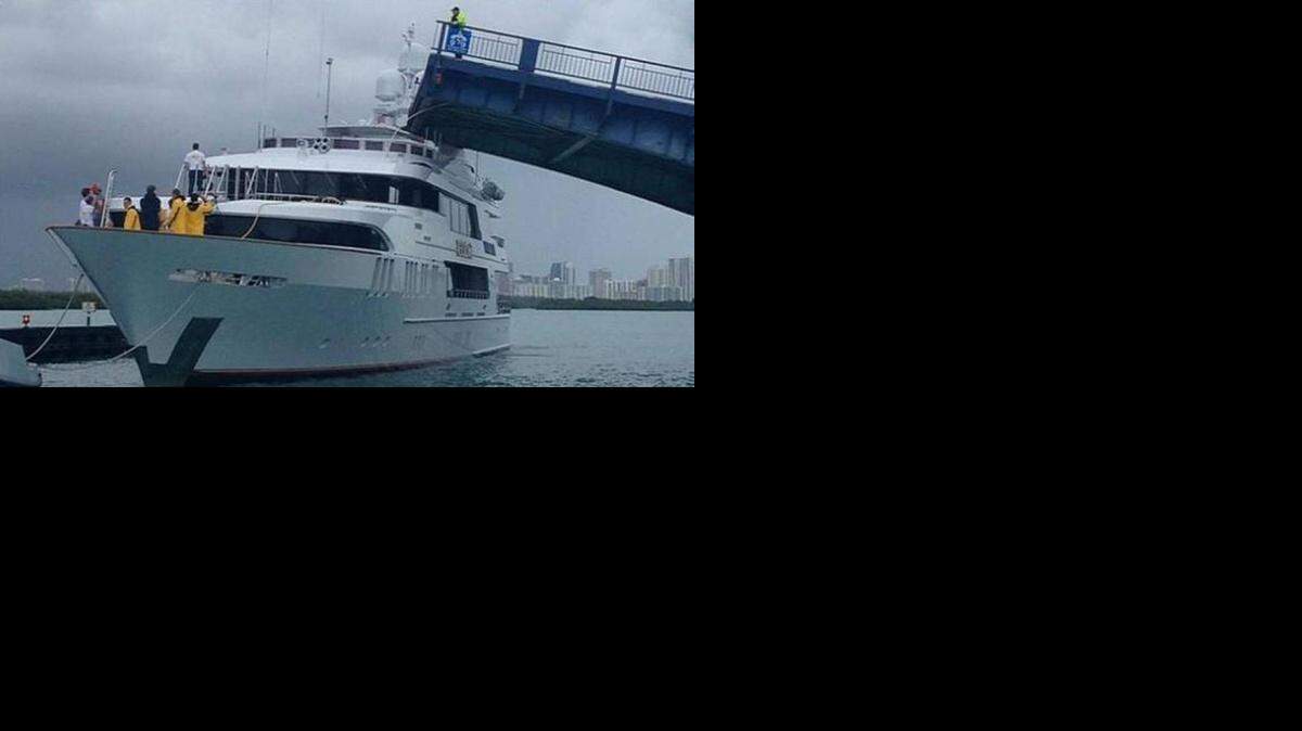 El bote “Rockstar” estaba pasando por el lado este del viaducto Broad, a la altura de la calle 96 en Bay Harbor Islands, cuando de repente una porción del puente se desprendió, cayendo encima del yate y causando un daño considerable.
