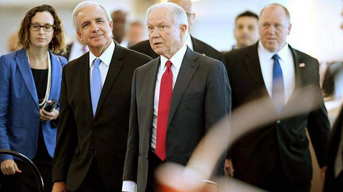 El alcalde del Condado Miami-Dade, Carlos Giménez, junto al secretario de Justicia, Jeff Sessions, durante una visita al Puerto de Miami el 16 de agosto de 2017.