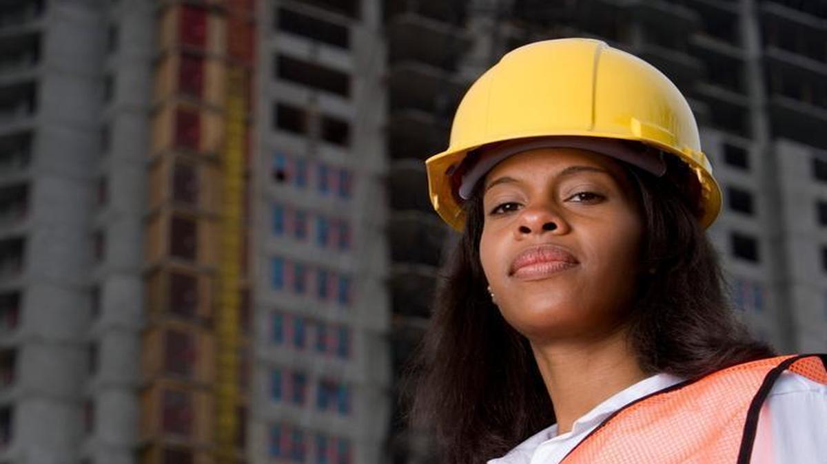 
Las mujeres latinas necesitan trabajar unos 21 meses para devengar el mismo salario anual de un hombre blanco.

