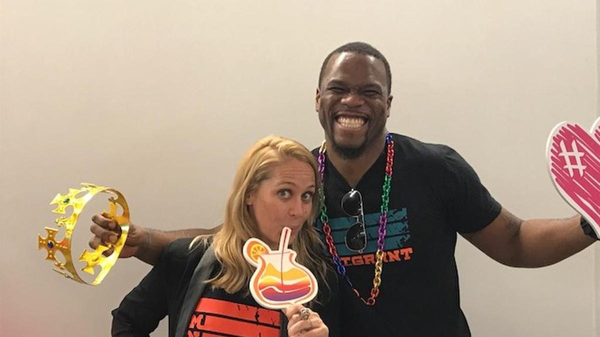 El director organizativo para la Florida del grupo FWD.us, Ted Hutchinson, de origen bahamense, y la principal comunitaria de CIC Miami Alejandra Winter, de Chile, en una pose divertida en el almuerzo de honor a los inmigrantes en Miami.