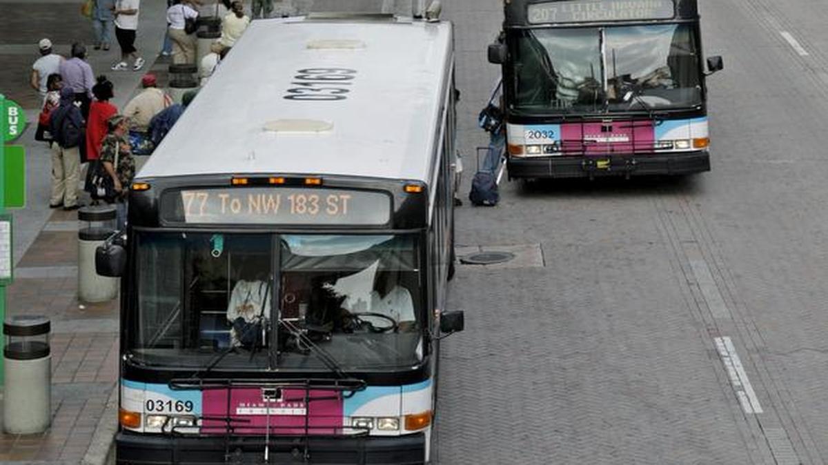 Foto de archivo que muestra las tres formas de transporte público que operan en el condado Miami-Dade de arriba a abajo: Metrorail, Metromover y Metrobús.