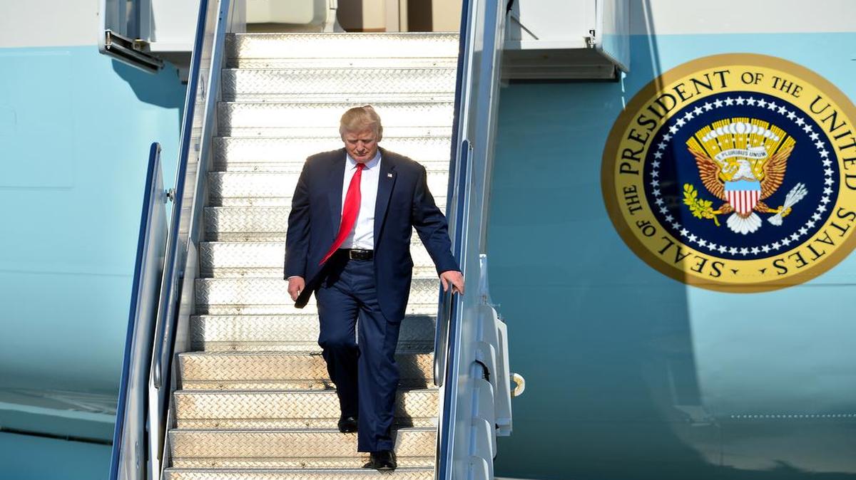 El presidente Donald Trump al llegar el viernes 17 de febrero al aeropuerto internacional de Palm Beach.