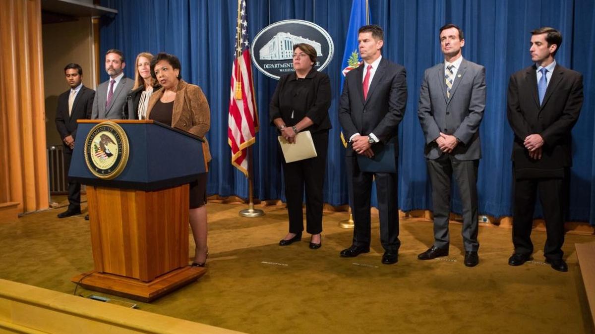 La fiscal general, Loretta Lynch, ofrece el miércoles una rueda de prensa en Washington, junto con el fiscal federal del distrito Sur de la Florida, Wifredo A. Ferrer (2 der.), y otros funcionarios, sobre el arresto de 301 personas a nivel nacional por presunto fraude al Medicare y Medicaid.