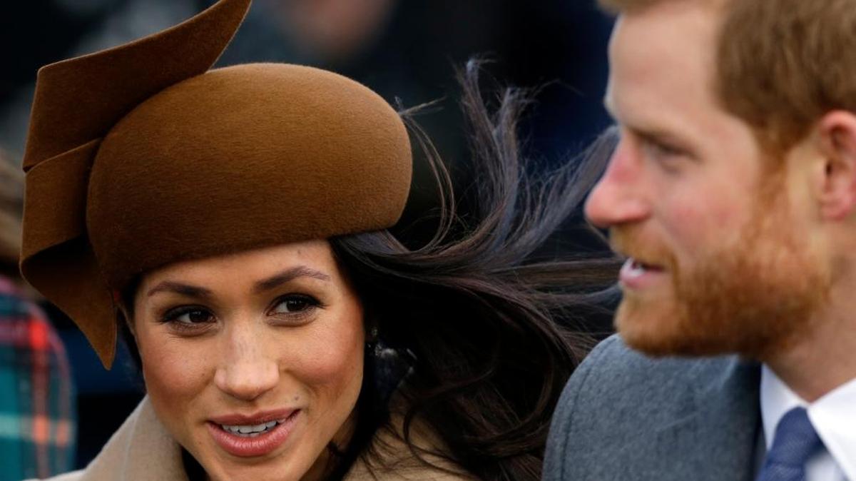El príncipe Harry y su prometida Meghan Markle durante una ceremonia navideña en Sandringham, Inglaterra, el 25 de diciembre del 2017.