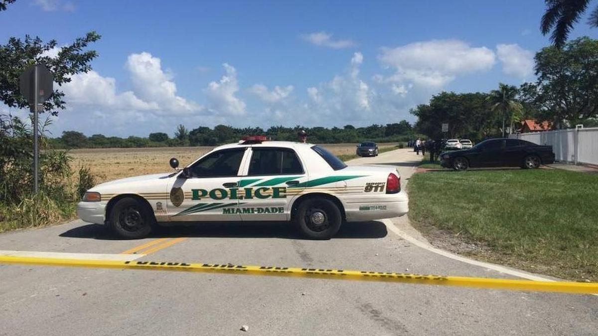 La policía de Miami-Dade encontró dos cadáveres en una casa ubicada en la cuadra 13700 del Southwest 192nd Street.