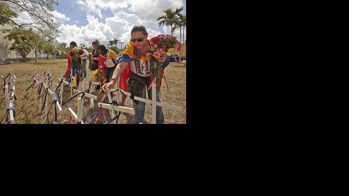 Yubisay Camero honra junto con otros venezolanos a las víctimas de la revuelta en su país, durante un tributo en el Monumento a los Caídos en Doral el domingo 12 de abril de 2015.