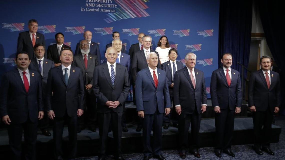 El vicepresidente de EEUU, Mike Pence (cen.), con los presidentes de Guatemala, Jimmy Morales (1 izq), y de Honduras, Juan Orlando Hernández (1 der.), el jueves en la conferencia sobre Centroamérica.