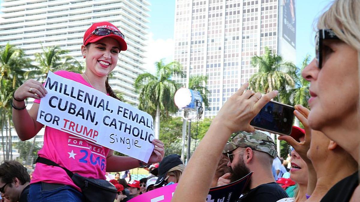 Ashley Alfonso muestra su apoyo por el candidato republicano Donald Trump, el miércoles en el Parque Bayfront en downwtown Miami.