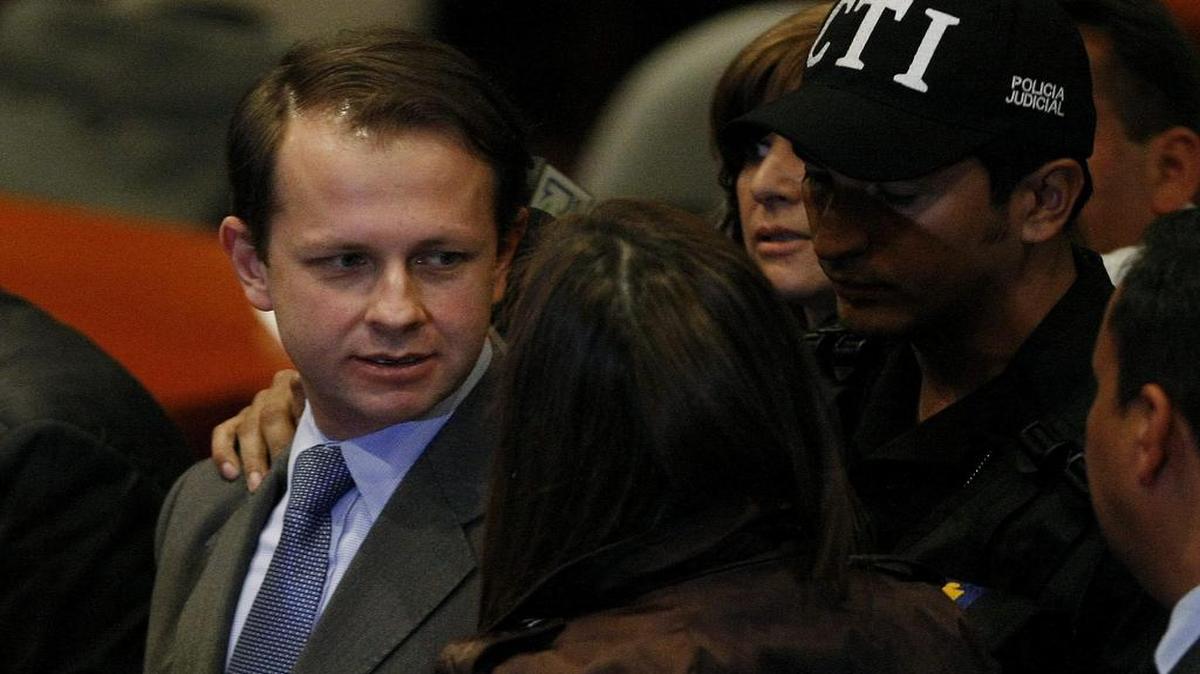 El ex ministro de Agricultura de Colombia Andrés Felipe Arias (c), es escoltado por miemboros de la Policía Judicial de Colombia, luego de que un magistrado del Tribunal Superior de Bogotá ordenara su detención el 26 de julio del 2011 en Bogotá.