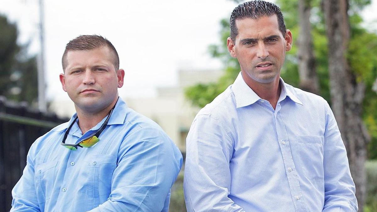 
Ernesto Barquin (izq.) y Ihosvany Garciga son dos de los agentes de la Policía de Sweetwater que fueron despedidos y no saben el por qué de la medida. 

