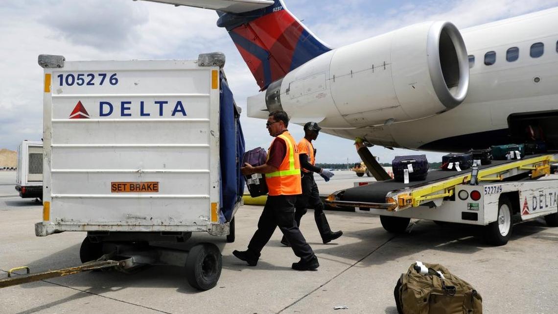 Delta Airlines comenzará su primer vuelo regular a Cuba el 1ro de diciembre y la compañía Cleber LLC. obtuvo una licencia para vender a empresas del Estado cubano productos para la agricultura y la construcción.