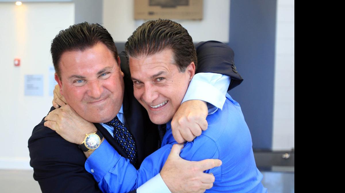 El alcalde de Miami Lakes, Michael Pizzi, izquierda, y el alcalde de Hialeah Carlos Hernández. 