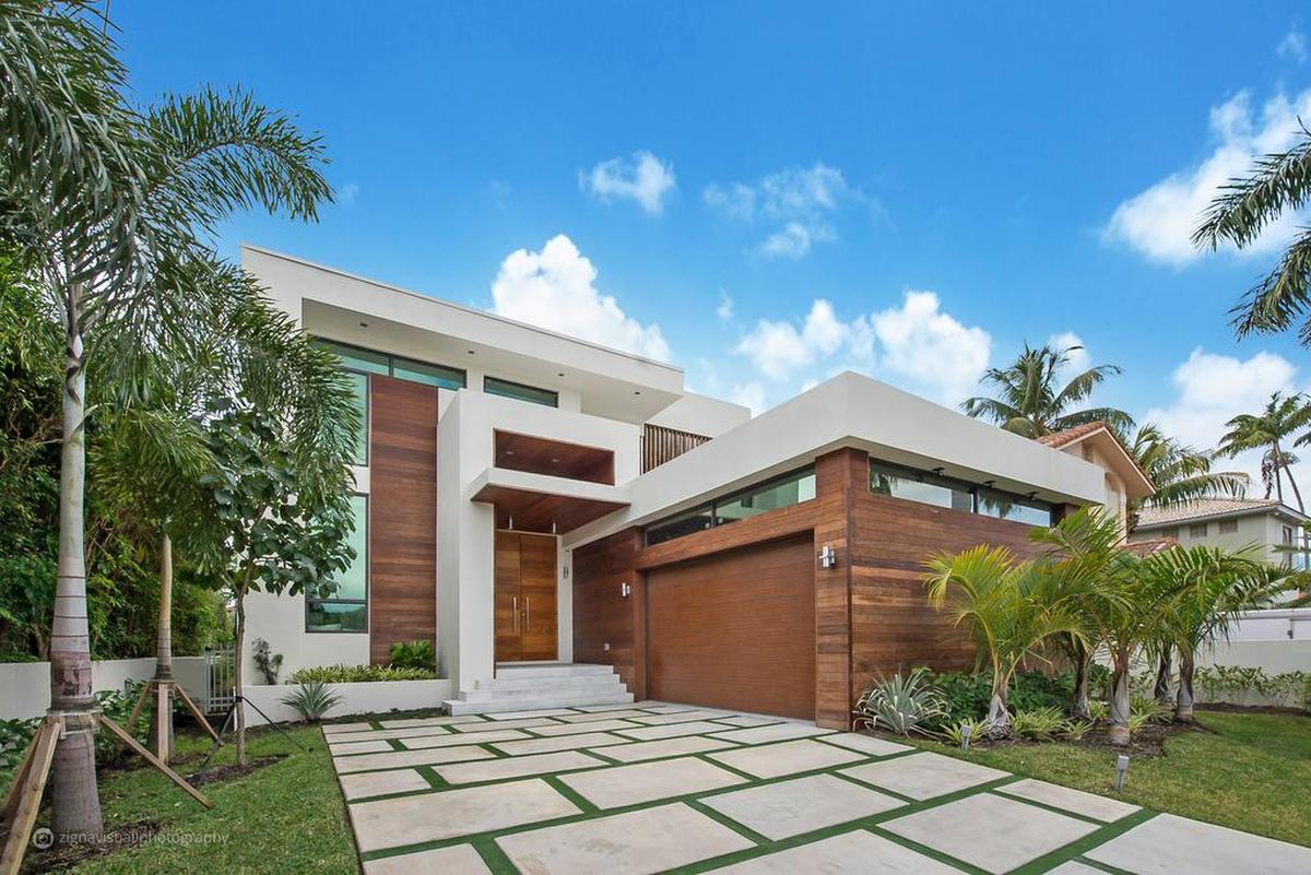 Fotografía cedida por Sabal Development donde se aprecia una vista exterior de la lujosa vivienda ubicada en la exclusiva comunidad privada de Palm Island, en Miami Beach (Florida) que el reguetonero estadounidense Nicky Jam compró por 3,4 millones de dólares.