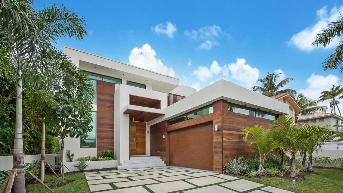 Vista exterior de la moderna vivienda ubicada en una exclusiva comunidad privada de Miami Beach.