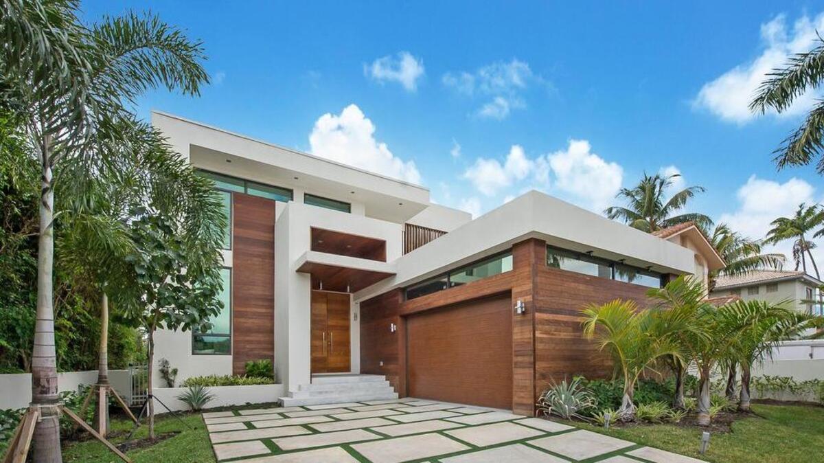 Vista exterior de la moderna vivienda ubicada en una exclusiva comunidad privada de Miami Beach.