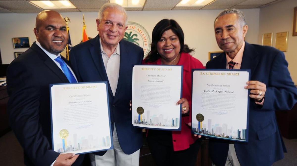 El alcalde de Miami, Tomás Regalado (2 izq.); José Mercedes (izq.), detective de la policía de esta ciudad; Venecia Mayrant asistente ejecutiva de la directora ejecutiva de el Nuevo Herald, Myriam Márquez; y el periodista Jesús M. Rojas-Hilario, experto en asuntos cubanos.