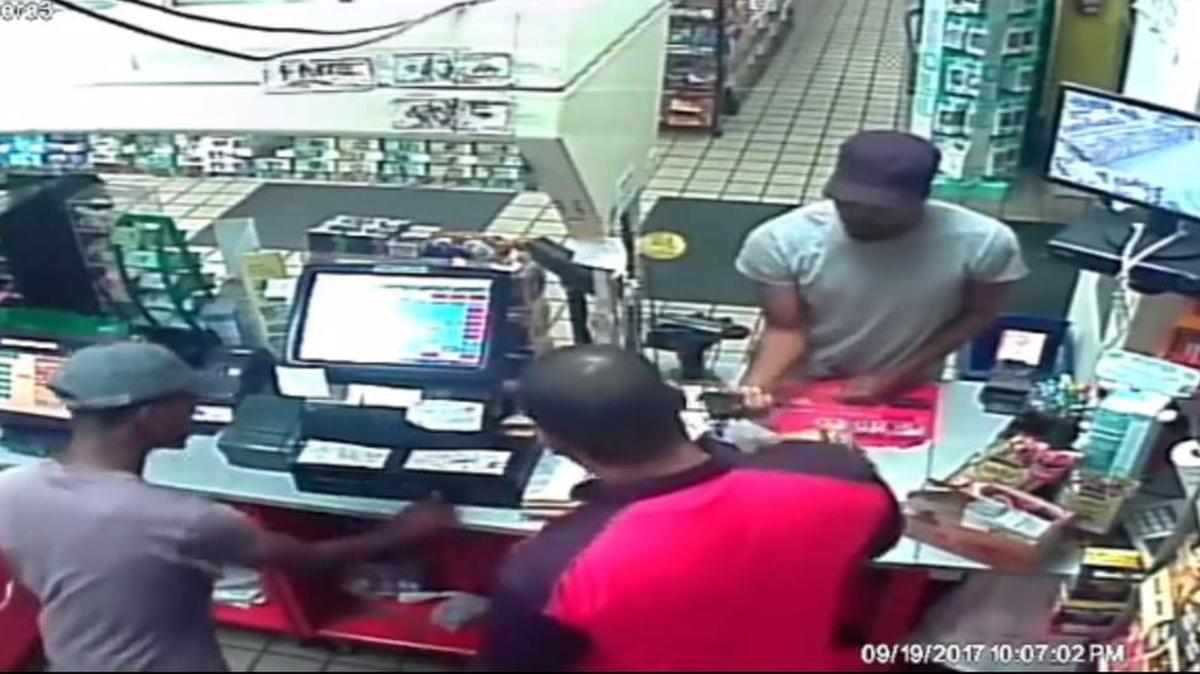 La Policía de Hollywood busca a estos dos hombres que robaron una estación de gasolina Shell, ubicada en 815 North Federal Highway, el pasado 19 de septiembre.