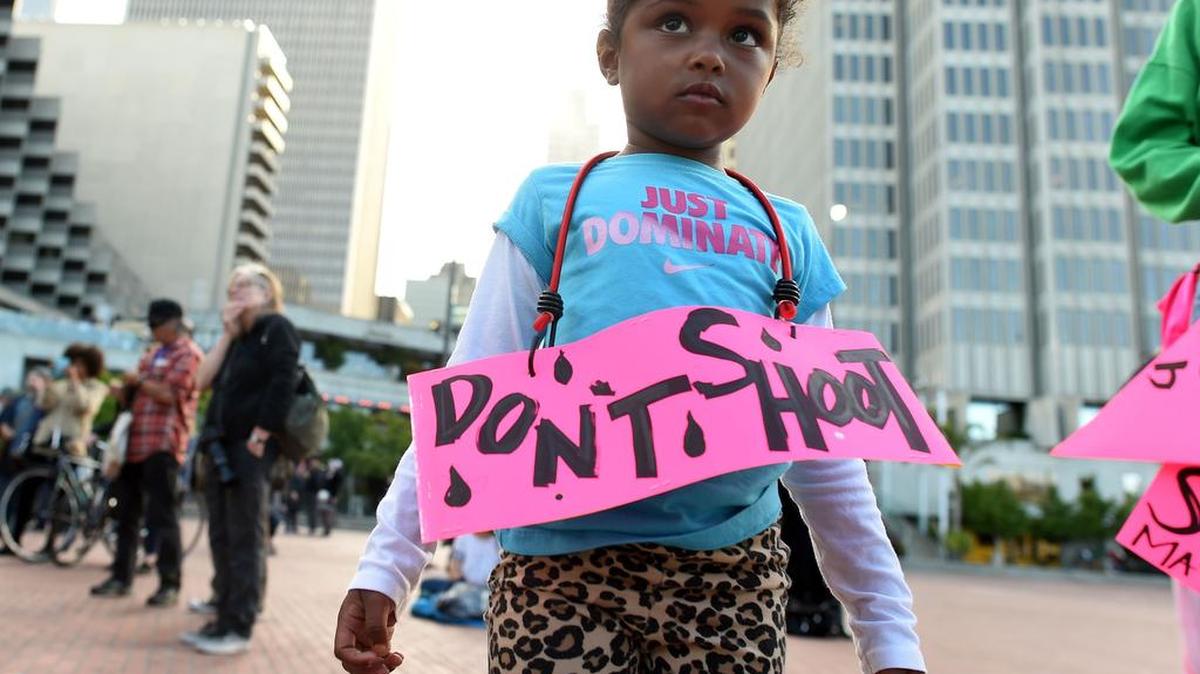 Nimani Darch-Walker, de 3 años, lleva un cartel que dice "No Dispare", durante una manifestación por el movimiento “Black Lives Matter” en San Francisco, California, el 8 de julio de 2016.
