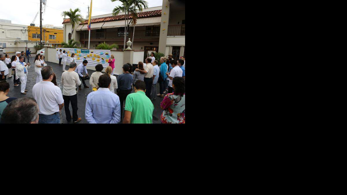 
Grupo de colombianos que se diero cita en el Consulado de Colombia en Coral Gables el Domingo 8 de Marzo del 2015 en apoyo a la marcha por la vida en Colombia.
