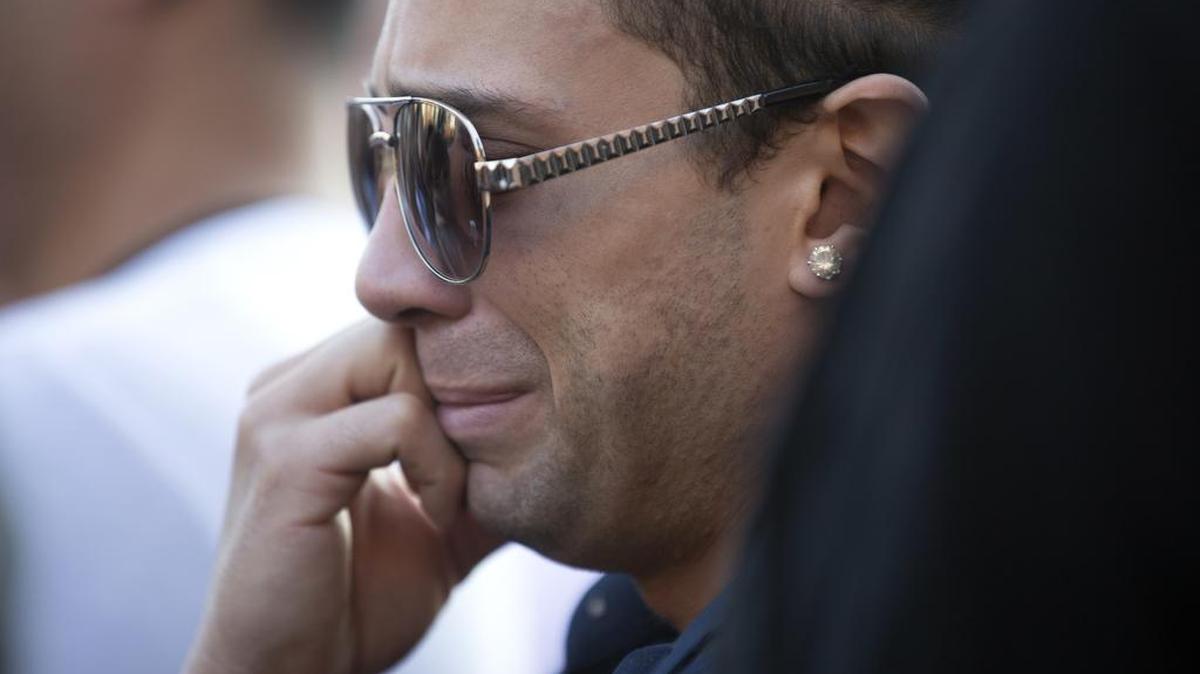 David Sotomayor, primo de la víctima Edward Sotomayor, durante una vigilia realizada el domingo en Chicago, por los fallecidos en la matanza del club gay en Orlando.