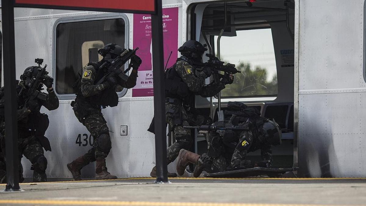 Agentes participan en un simulacro antiterrorista el sábado en una estación de tren en preparación de la fuerza pública para los Juegos Olímpicos Río 2016.