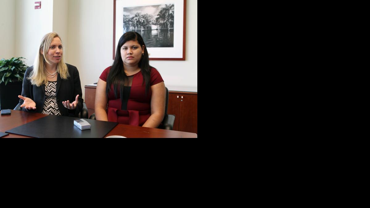 
Yuleydi Castro Rodas (der.) y su abogada Shannon Shaw durante una entrevista con el Nuevo Herald en las oficinas de los abogados Hunton y Williams, en Brickell, el 30 de enero.


