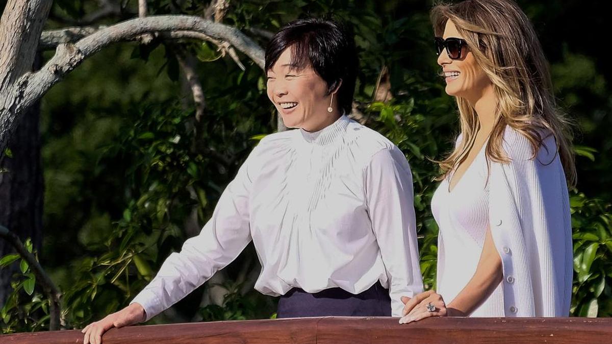 La primera dama estadounidense Melania Trump (R) y Akie Abe, esposa del primer ministro japonés Shinzo Abe, visitan el Museo Morikami y los Jardines Japoneses en Delray Beach, Florida, el 11 de febrero de 2017.