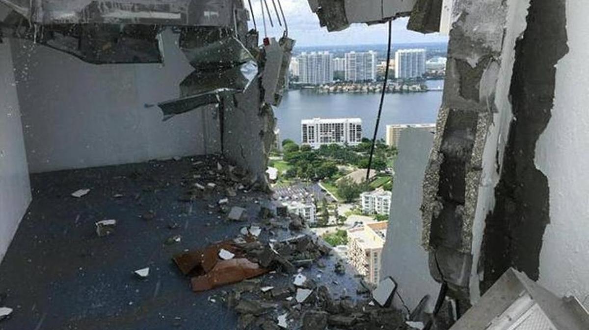 
Vista de la zona de la explosión enel Château Beach Residences en Sunny Isles Beach.
