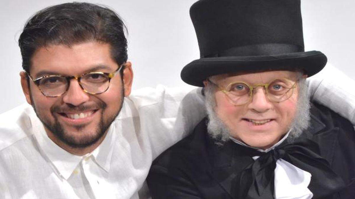 
El director David Chacón y el multifacético actor Orlando Urdaneta, en el rol de Scrooge, han unido sus talentos una vez más para llevar a escena el clásico navideño de Charles Dickens, Cuento de Navidad, que se estrena hoy sábado en el Teatro Ateneo Miami.
