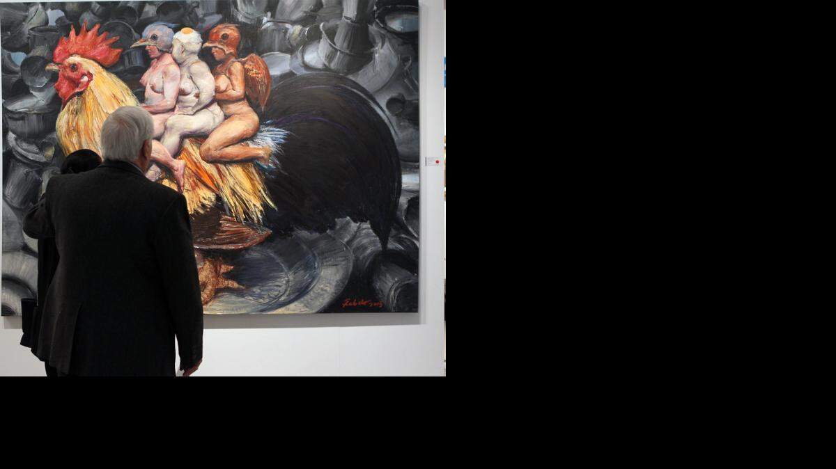 
Un asistente a la cita con el arte en Wynwood estudia la obra del artista cubano Roberto Fabelo, ‘Culinary Art Two’, el sábado.


