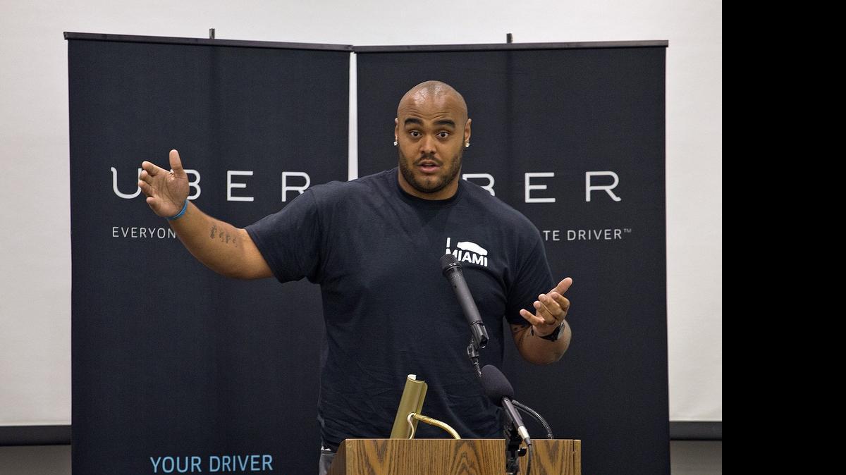 
A.J. Francis (der.), jugador de los Miami Dolphins y chofer de Uber, comparte con la audiencia su experiencia como chofer de Uber.

