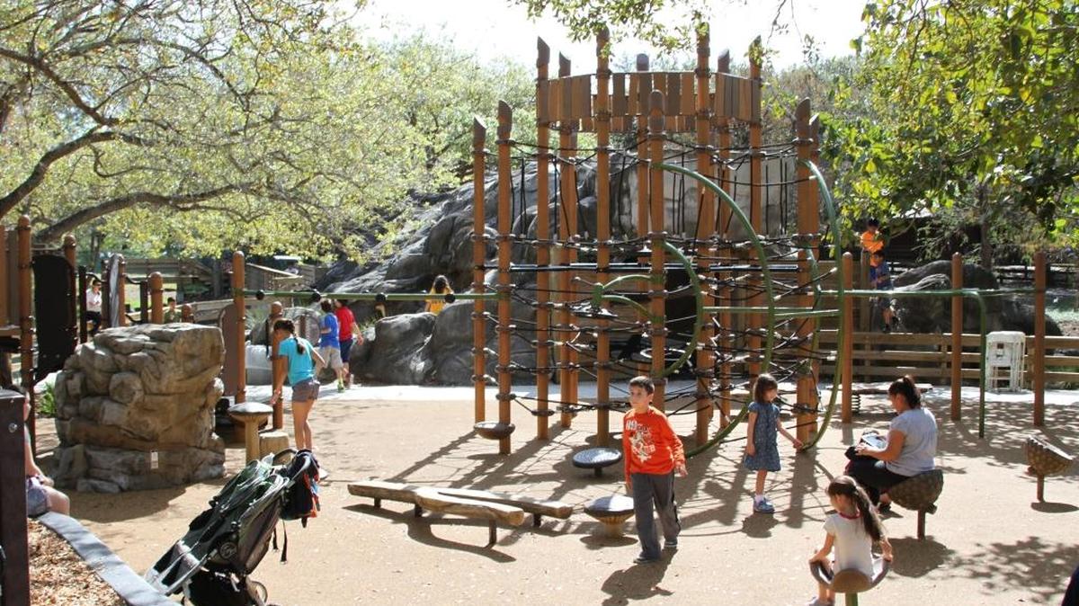 Niños juegan en el Amelia Earhart Park, de Hialeah en febrero pasado. El parque tiene un área de aproximadamente 7,500 pies cuadrados, lo que lo convierte en el mayor del sistema de parques del condado Miami-Dade.